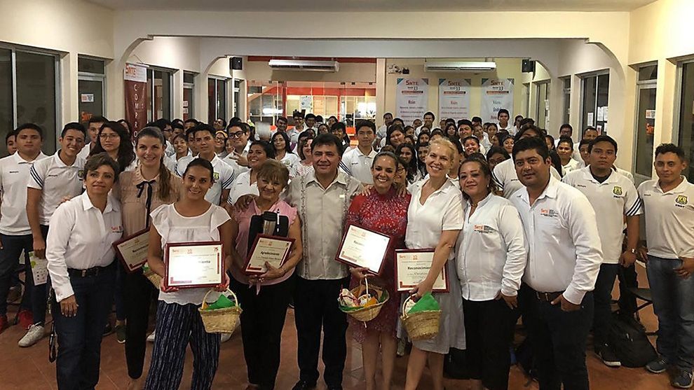 A large group of teachers in a nutrition workshop in Mexico