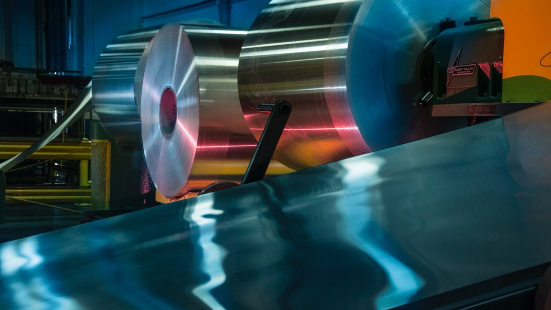 Image of a factory, more specifically of production machines.