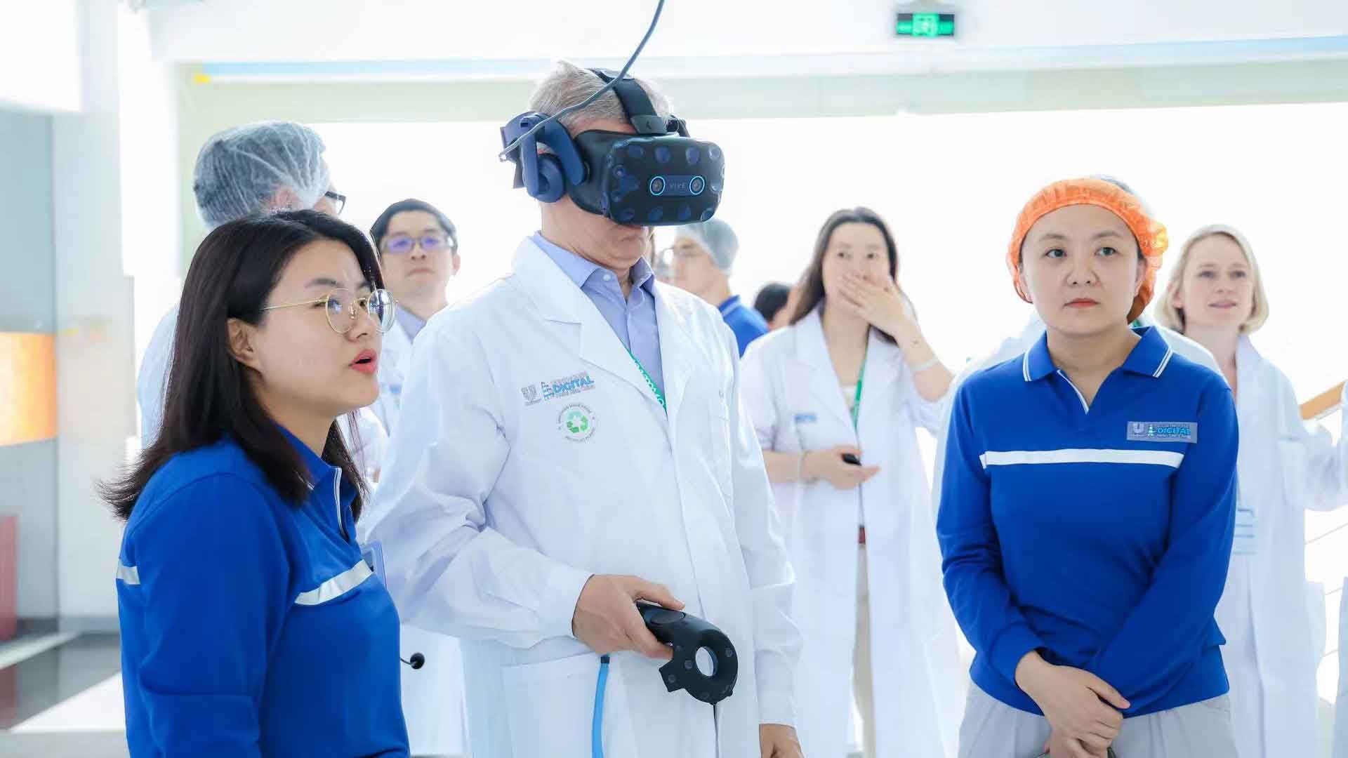 Reginaldo Ecclissato in a white coat using a Virtual Reality Headset